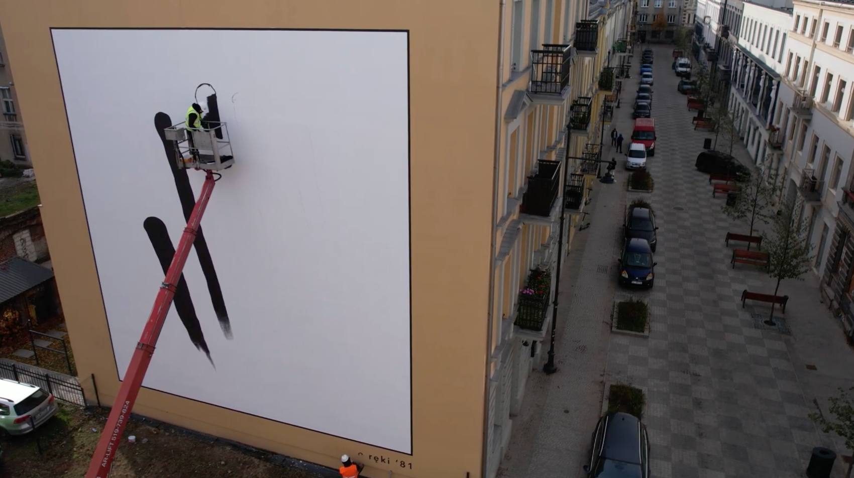 Realizacja z podnosnika w kontekscie ulicy